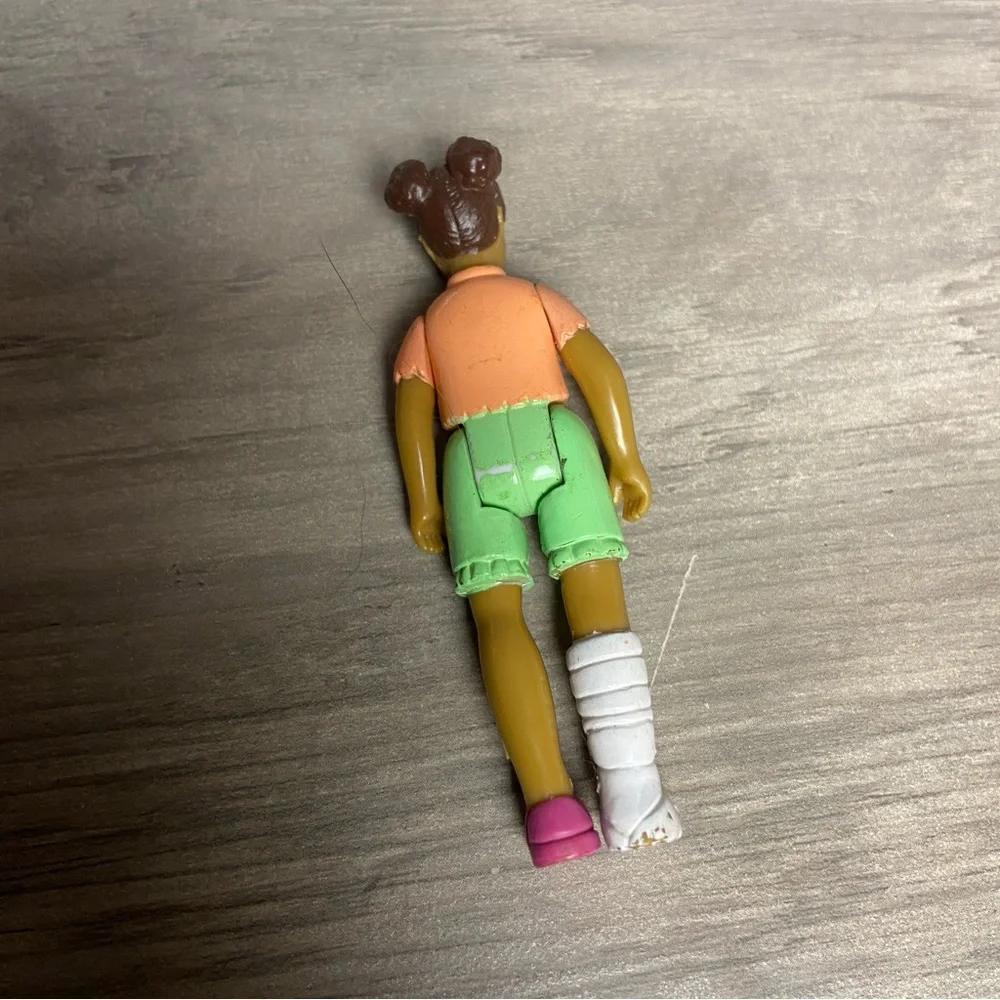 Fisher Price Sweet Streets Dollhouse African American Girl Broken Leg Cast Rare - Picture 4 of 7